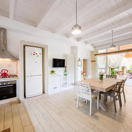 Helloapulia - Dimora Lamioni With Private Pool - Pet Friendly